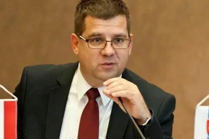 Súd vzal do väzby exministra Orbánovej vlády