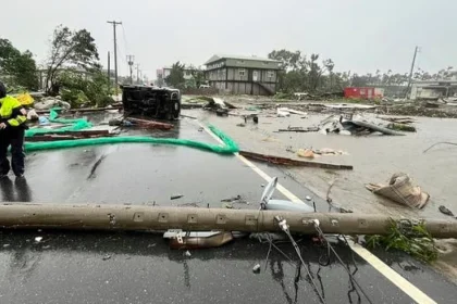 Tajfún Dujuan zrušil stovky letov, Japonsko varuje pred rekordnými zrážkami