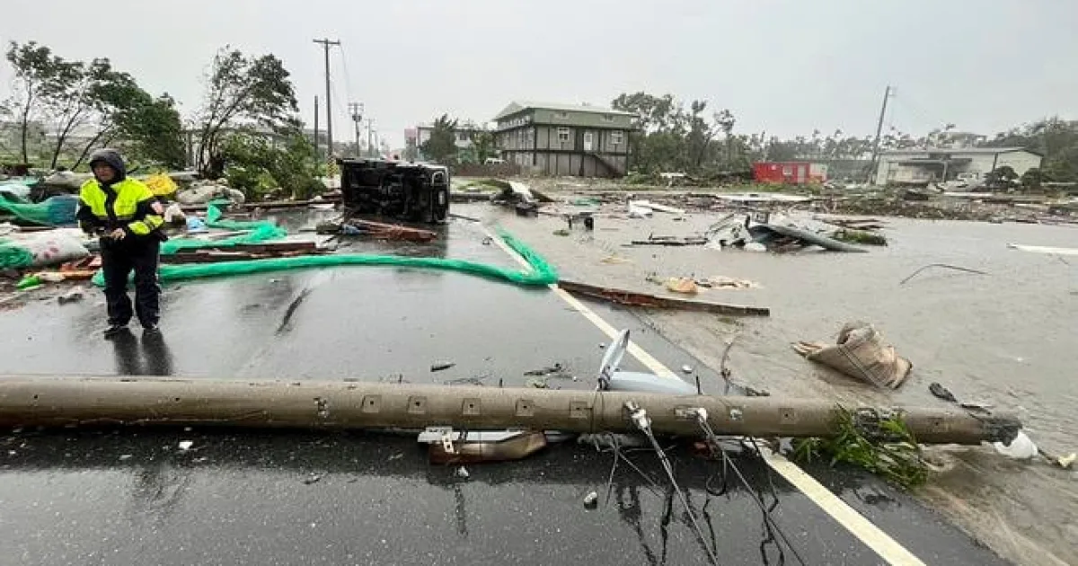 Tajfún Dujuan zrušil stovky letov, Japonsko varuje pred rekordnými zrážkami