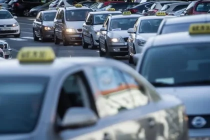 Taxikári vyzývajú na zrušenie netransparentných zmlúv bratislavského letiska