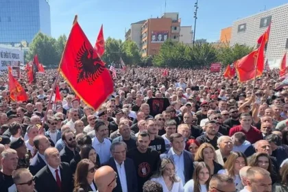 Tisíce Kosovčanov protestovali v Prištine proti verdiktu voči exprezidentovi Thacimu