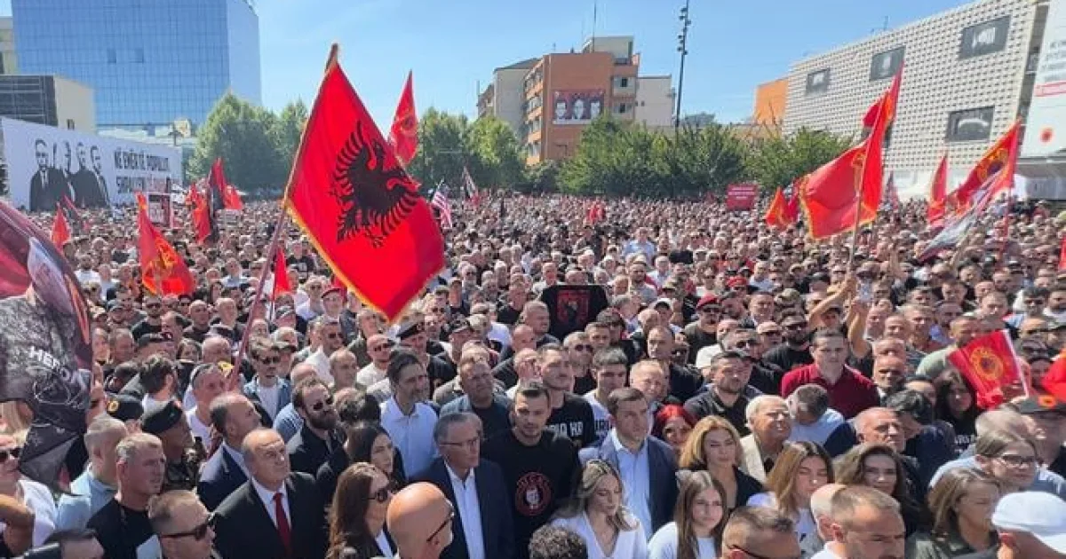 Tisíce Kosovčanov protestovali v Prištine proti verdiktu voči exprezidentovi Thacimu