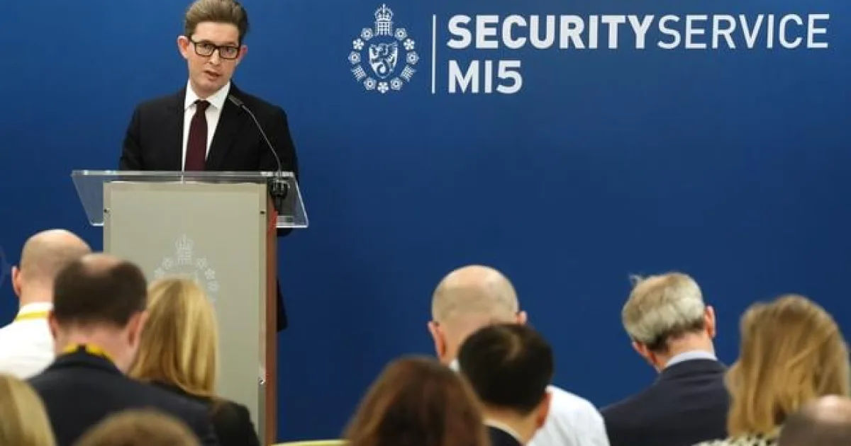 Útoky sa možno plánujú, kam ešte nevidíme. Šéf britskej rozviedky varuje pred hrozbami
