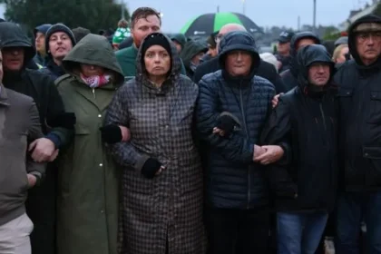 V Severnom Írsku sa tisíce ľudí stavajú proti kontroverznému pochodu oranžistov