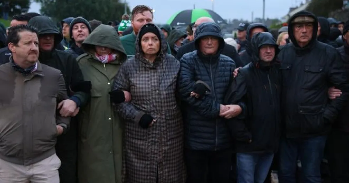 V Severnom Írsku sa tisíce ľudí stavajú proti kontroverznému pochodu oranžistov