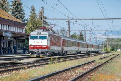 Vlaky štátneho dopravcu budú 15. septembra premávať podľa pracovného dňa