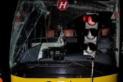 Vo Švajčiarsku havaroval autobus s holandskými turistami, zahynulo päť osôb