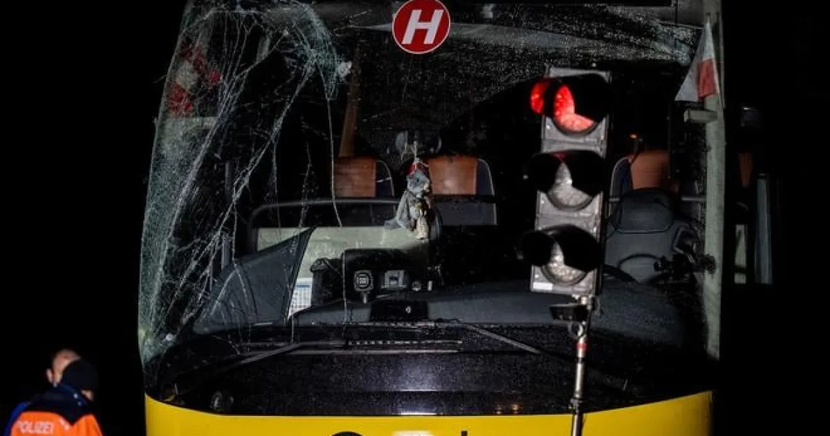 Vo Švajčiarsku havaroval autobus s holandskými turistami, zahynulo päť osôb
