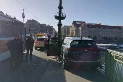 Vodič v Prahe nezvládol riadenie, auto skončilo na chodníku a zrazilo dvoch chodcov