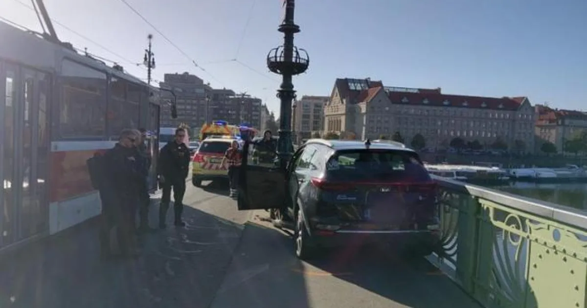 Vodič v Prahe nezvládol riadenie, auto skončilo na chodníku a zrazilo dvoch chodcov
