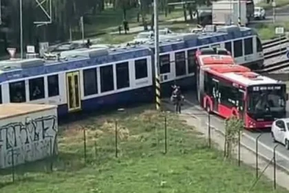 Zrážka autobusu MHD a vlaku na železničnom priecestí v Bratislave