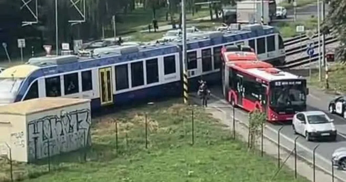 Zrážka autobusu MHD a vlaku na železničnom priecestí v Bratislave