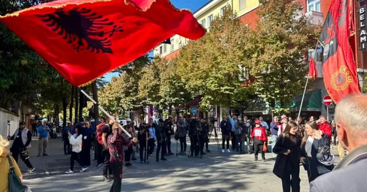 Albánsko: protesty sa menia na násilnú študentskú revoltu