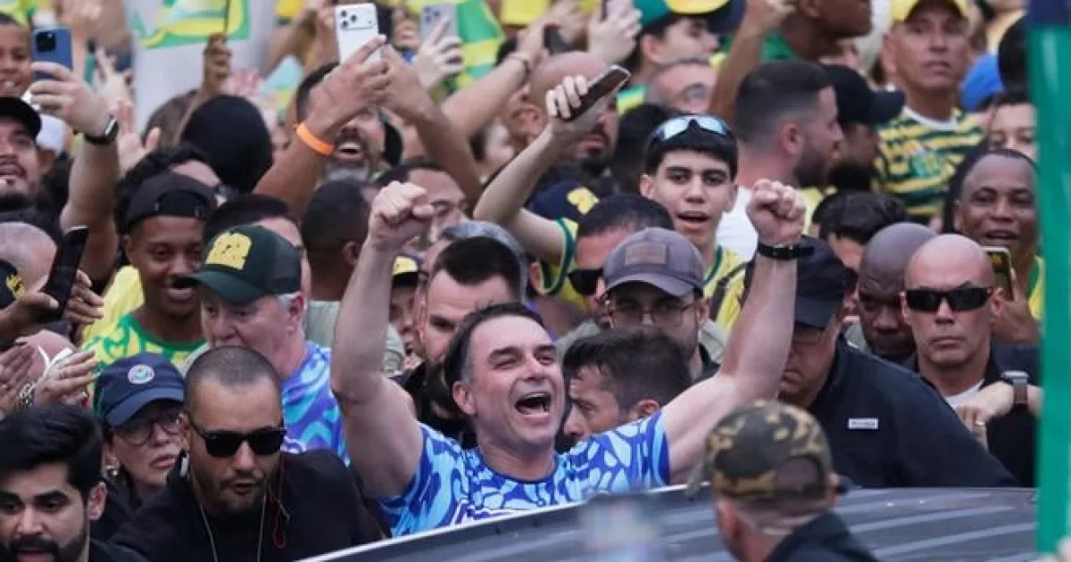 Bolsonaro tesne predbehol Lulu, ukazujú predbežné výsledky volieb