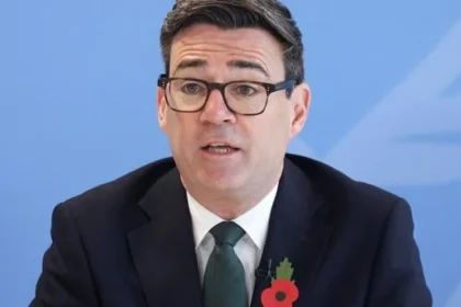 Britský premiér Burnham žiada otvorenú diskusiu o obnovení voľného pohybu s EÚ
