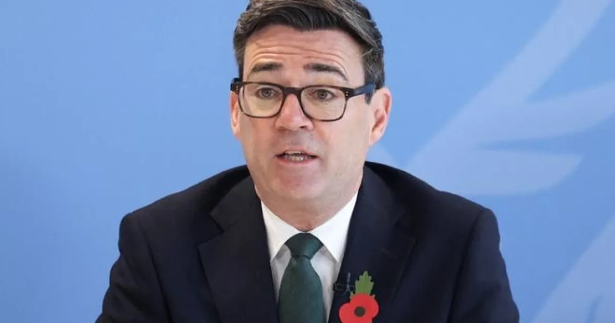 Britský premiér Burnham žiada otvorenú diskusiu o obnovení voľného pohybu s EÚ