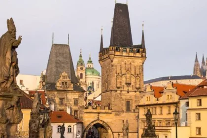 Česko sa zadlžuje prudkým tempom, požičiavajú si ľudia, firmy aj štát