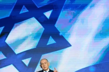 Demonštranti v Tel Avive: Nechceme ťa, Bibi. Prieskumy ukazujú Netanjahuovu podporu