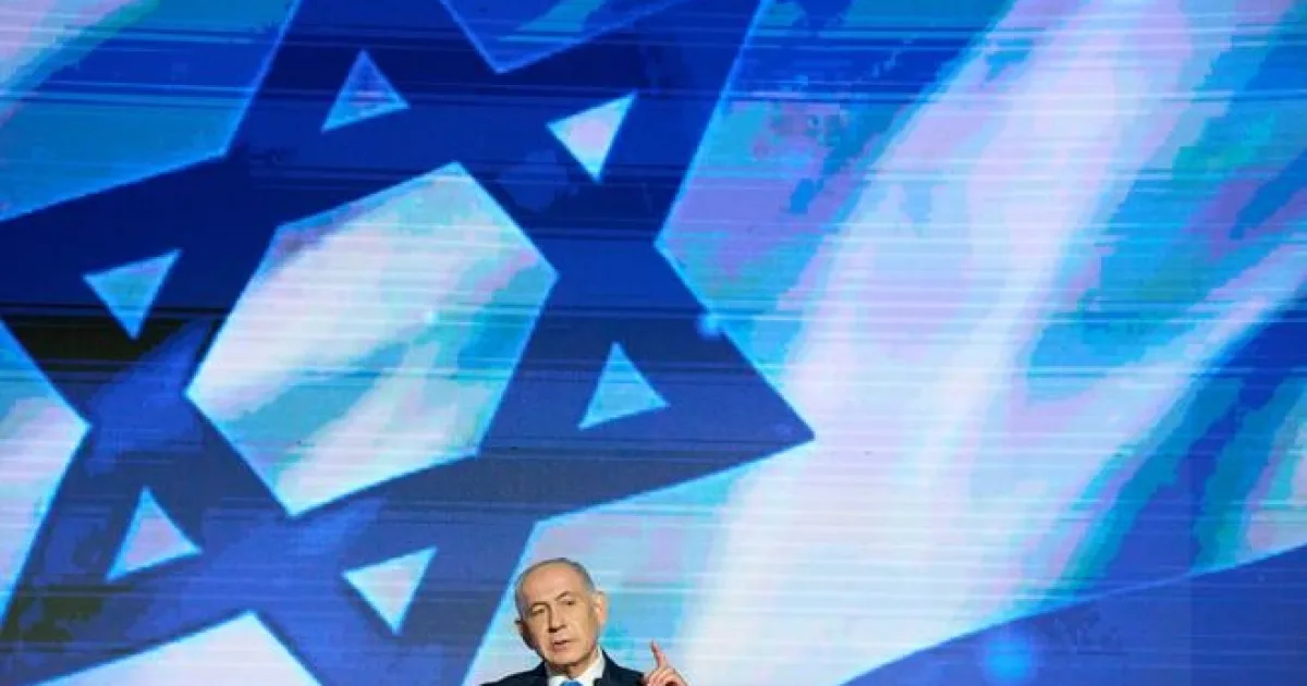 Demonštranti v Tel Avive: Nechceme ťa, Bibi. Prieskumy ukazujú Netanjahuovu podporu