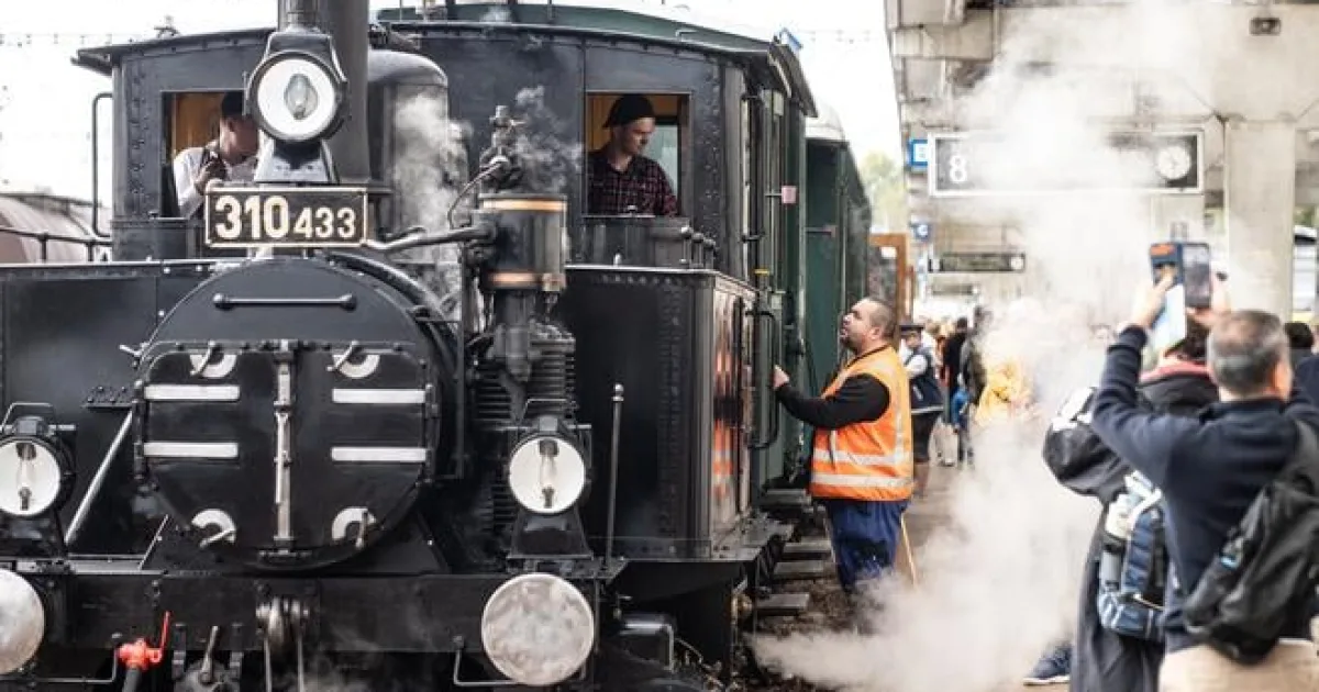 Do bratislavského Železničného múzea priviezol návštevníkov 130-ročný parný rušeň