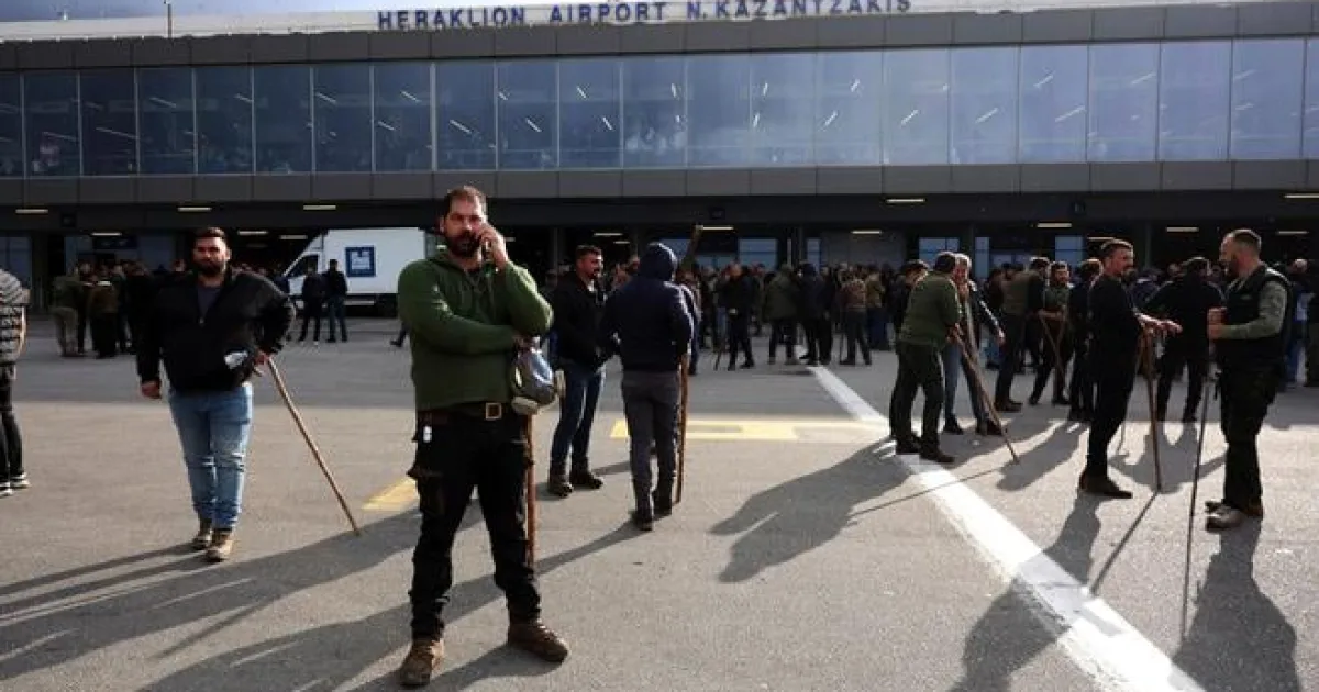 Do celoštátnych študentských protestov v Grécku sa zapojil aj verejný sektor