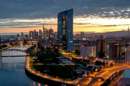 ECB úrokové sadzby nezmenila, varuje pred rastúcimi inflačnými rizikami