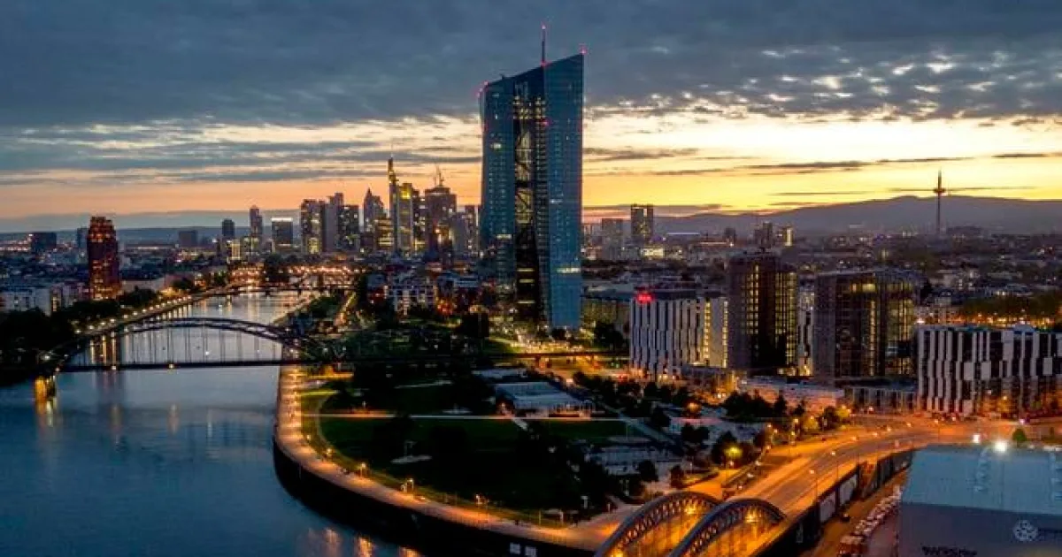 ECB úrokové sadzby nezmenila, varuje pred rastúcimi inflačnými rizikami