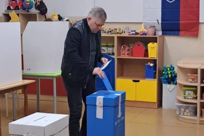 Fico odvolil skoro ráno, vo volebnej miestnosti bol prvým voličom