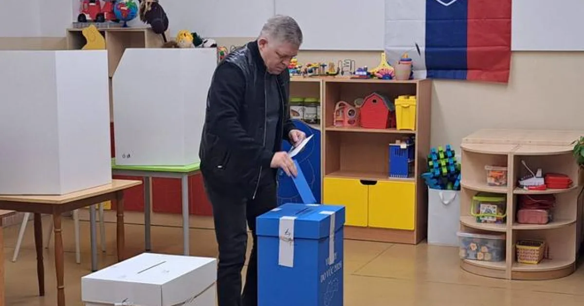 Fico odvolil skoro ráno, vo volebnej miestnosti bol prvým voličom