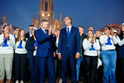 Fico rečnil po srbsky v Novom Sade, s Vučičom sa objímal v hľadisku