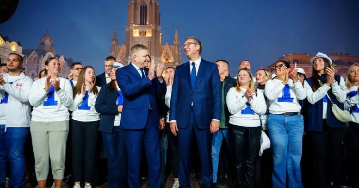 Fico rečnil po srbsky v Novom Sade, s Vučičom sa objímal v hľadisku