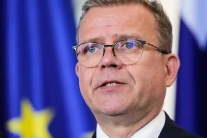 Fínski zákonodarcovia ohlásili vlámania, premiér pripustil možný zahraničný vplyv