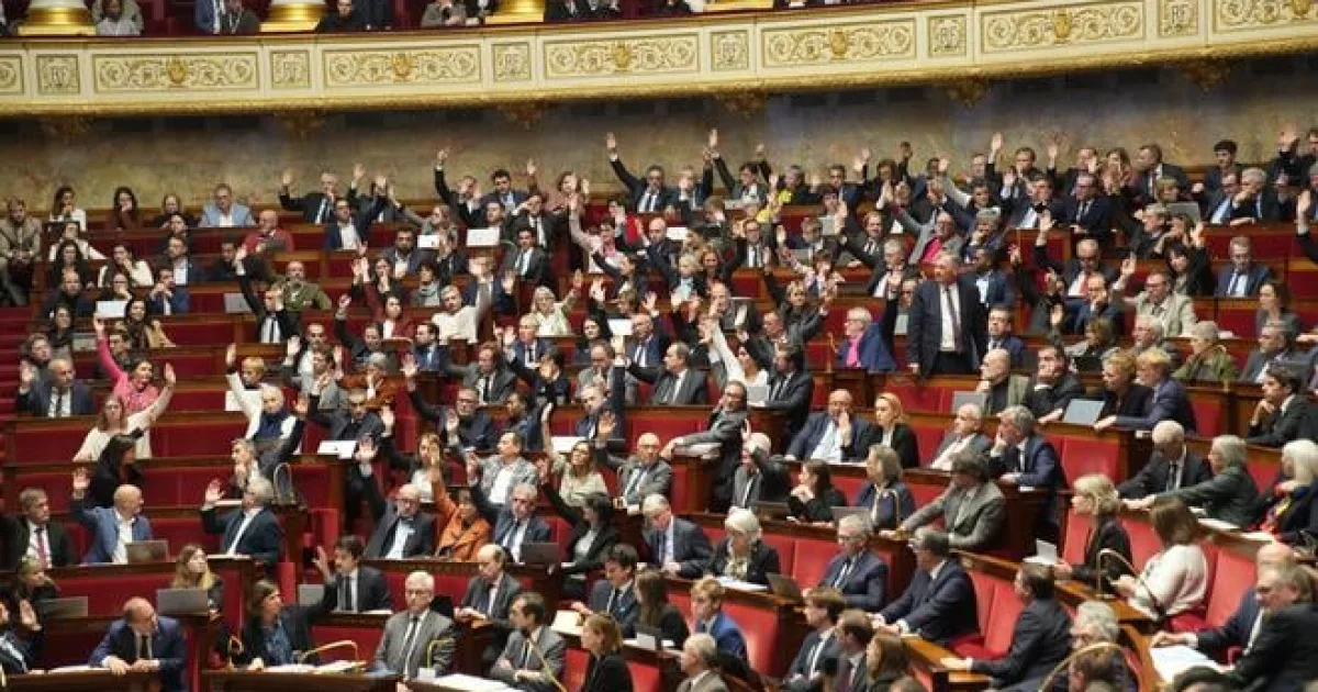 Francúzska vláda plánuje v roku 2027 ušetriť 43 miliárd eur škrtmi a úpravou daní