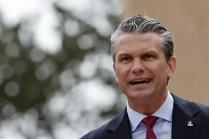 Hegseth pricestoval neohlásene do Izraela, rokoval s Netanjahuom