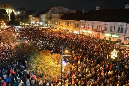 Hnutie Slovensko rezervuje námestia na 17. novembra a pozýva opozíciu