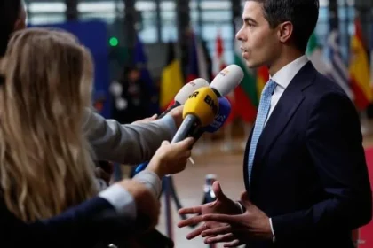 Holandský premiér sa stane otcom, s partnerom čakajú dieťa od náhradnej matky