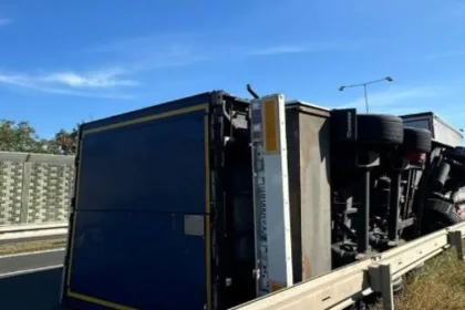 Kamión sa prevrátil na D1 pri Trnave, doprava je obmedzená