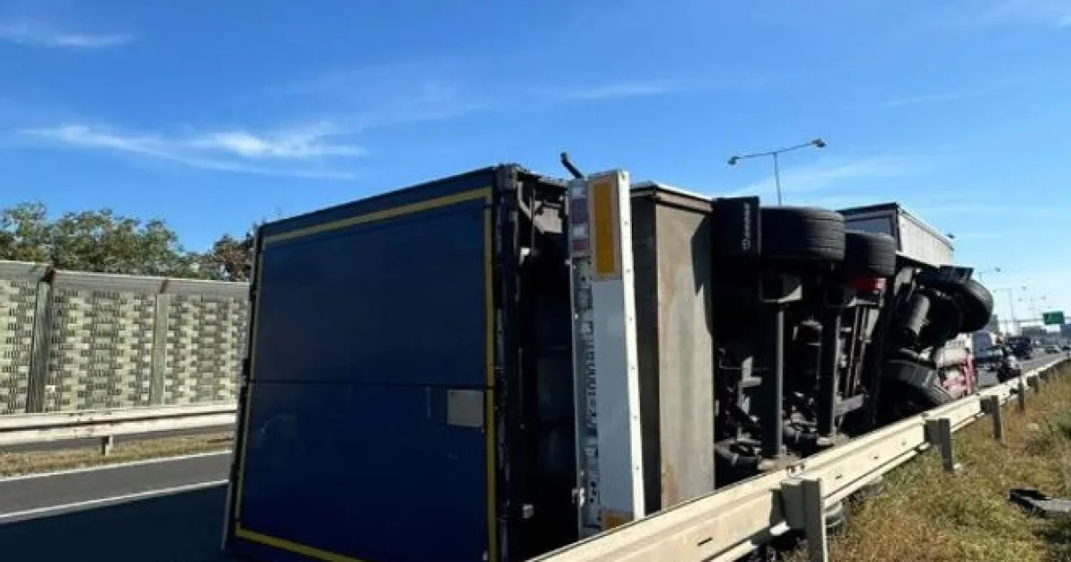 Kamión sa prevrátil na D1 pri Trnave, doprava je obmedzená
