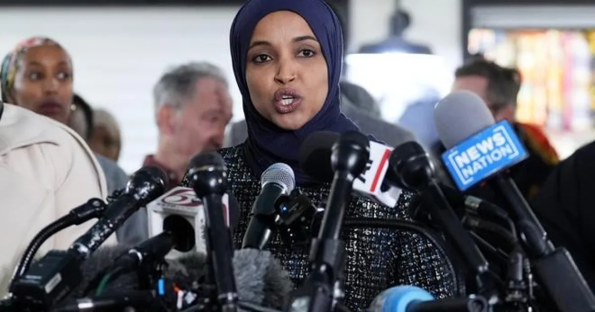 Kongresmanka Ilhan Omarová označila razii vo svojom dome za predvolebné zastrašovanie
