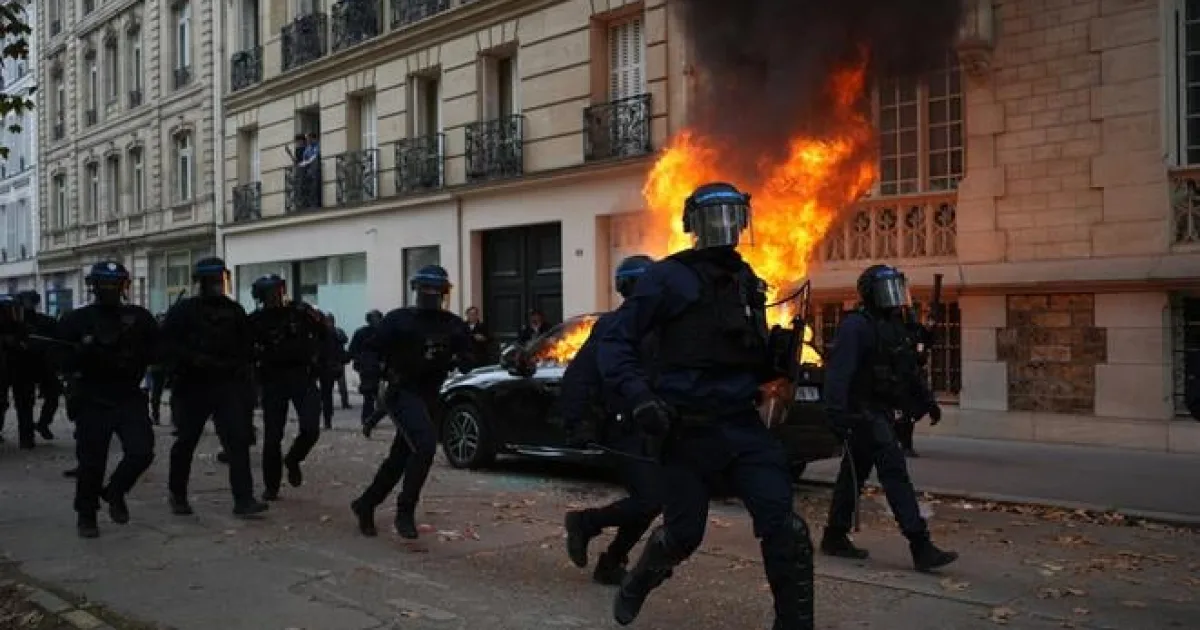 Macron neprijal demisiu ministra vnútra po násilných protestoch