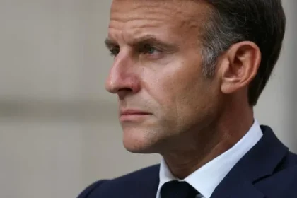 Macron odsúdil „hlúpe“ výroky svetových lídrov o nepokojoch vo Francúzsku