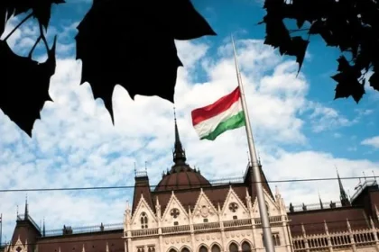 Maďarský parlament upravil kontroverzný zákon na ochranu detí obmedzujúci LGBTI