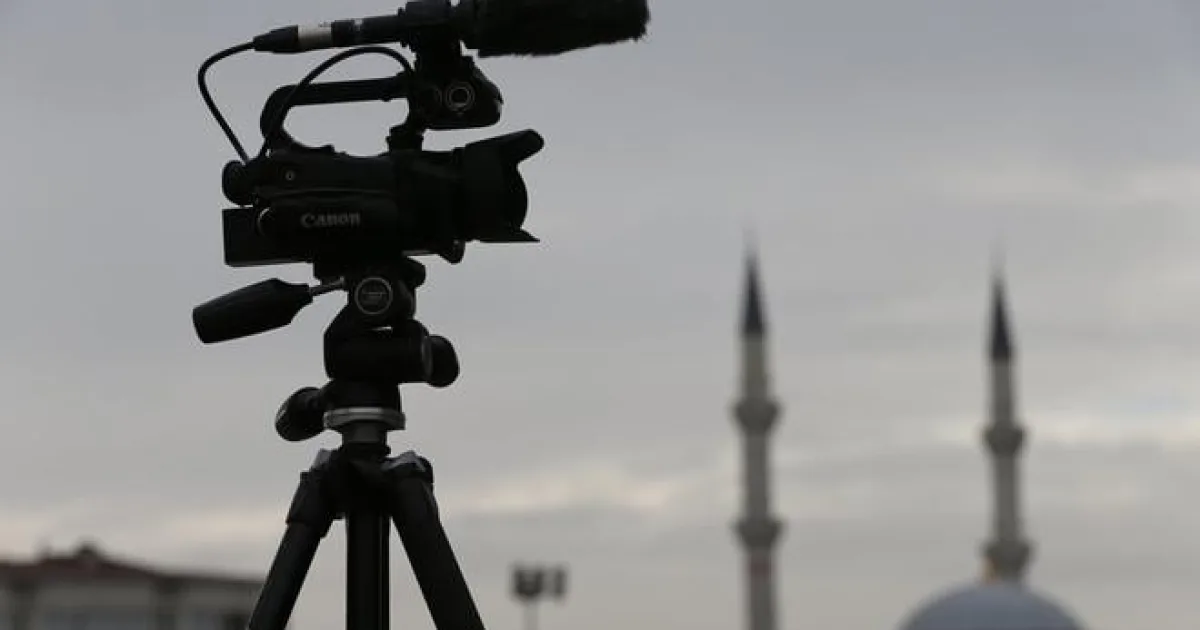 Moderátor srbskej RTV sa ospravedlnil za nekritickú žurnalistiku