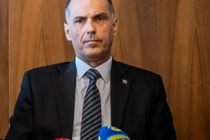 Muža, ktorý napadol personál v ružinovskej nemocnici, vzal súd do väzby