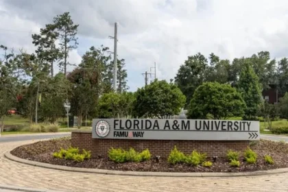 Na Floride sa pri streľbe zranilo najmenej 12 ľudí