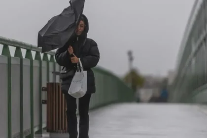 Na horách platia výstrahy pred silným vetrom, v nižších polohách pred hmlou