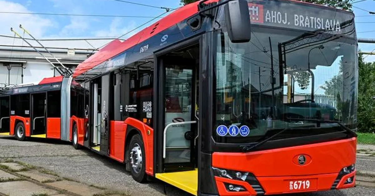 Na linke 32 začínajú premávať kĺbové trolejbusy. Nahradí linku 64, ktorá sa ruší