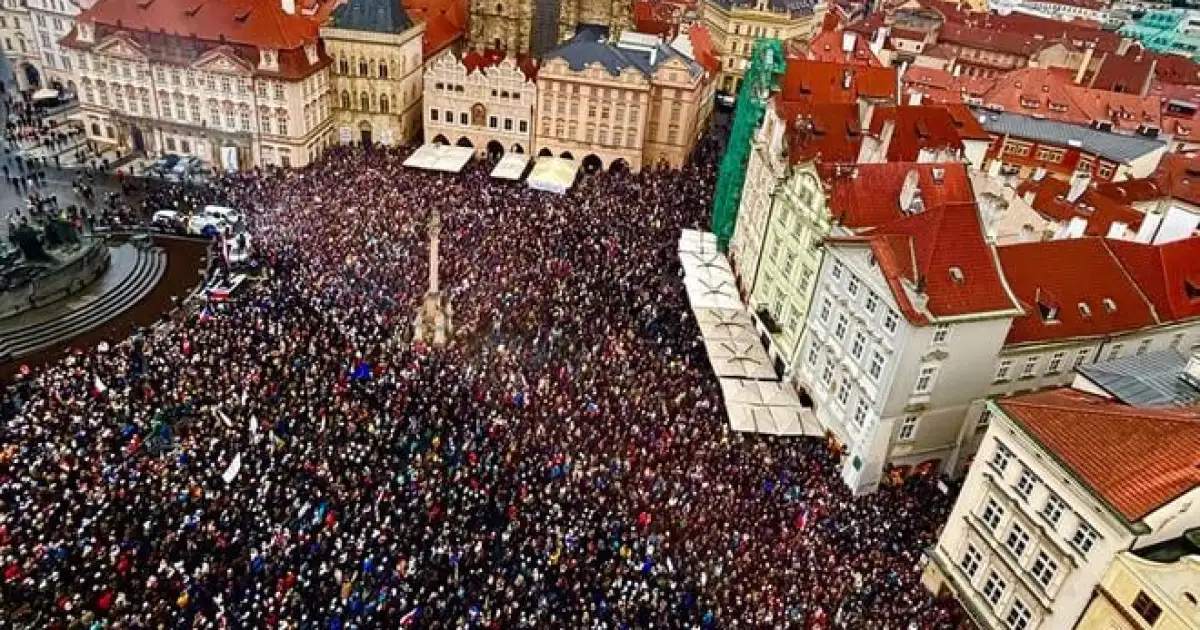 Na podporu verejnoprávnych médií zaplnili Pražania Staromestské námestie