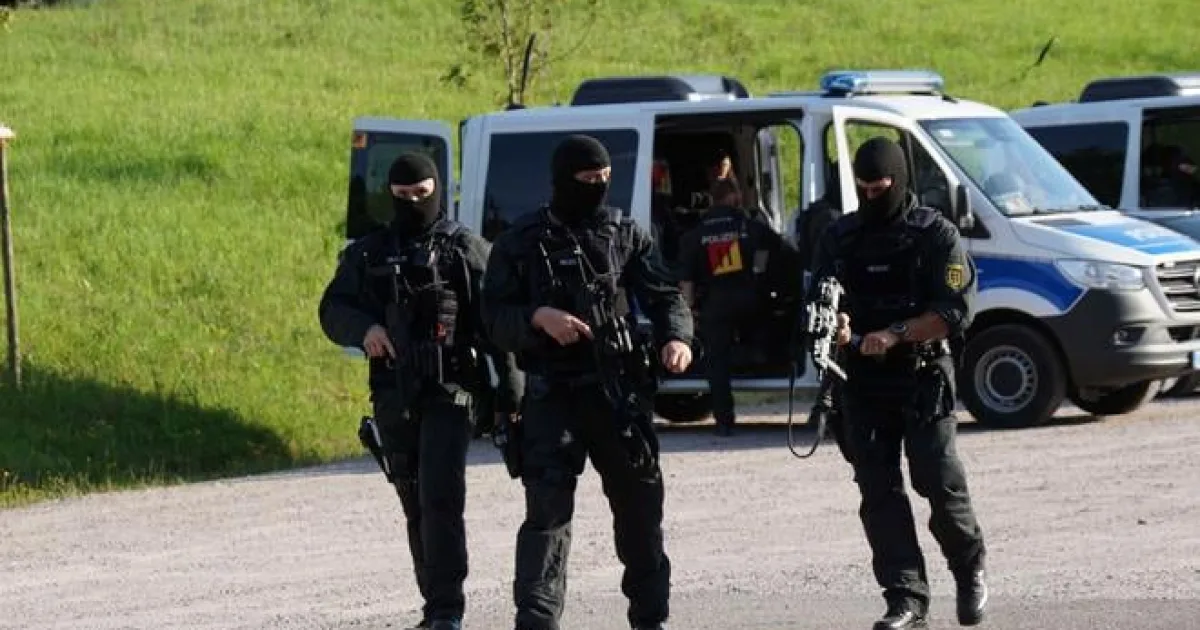 Nemecká polícia pri raziách zaistila nacistické relikvie a vojnovú muníciu