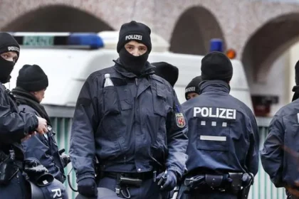 Neznámi páchatelia narazili autom do skupiny ľudí v Nemecku